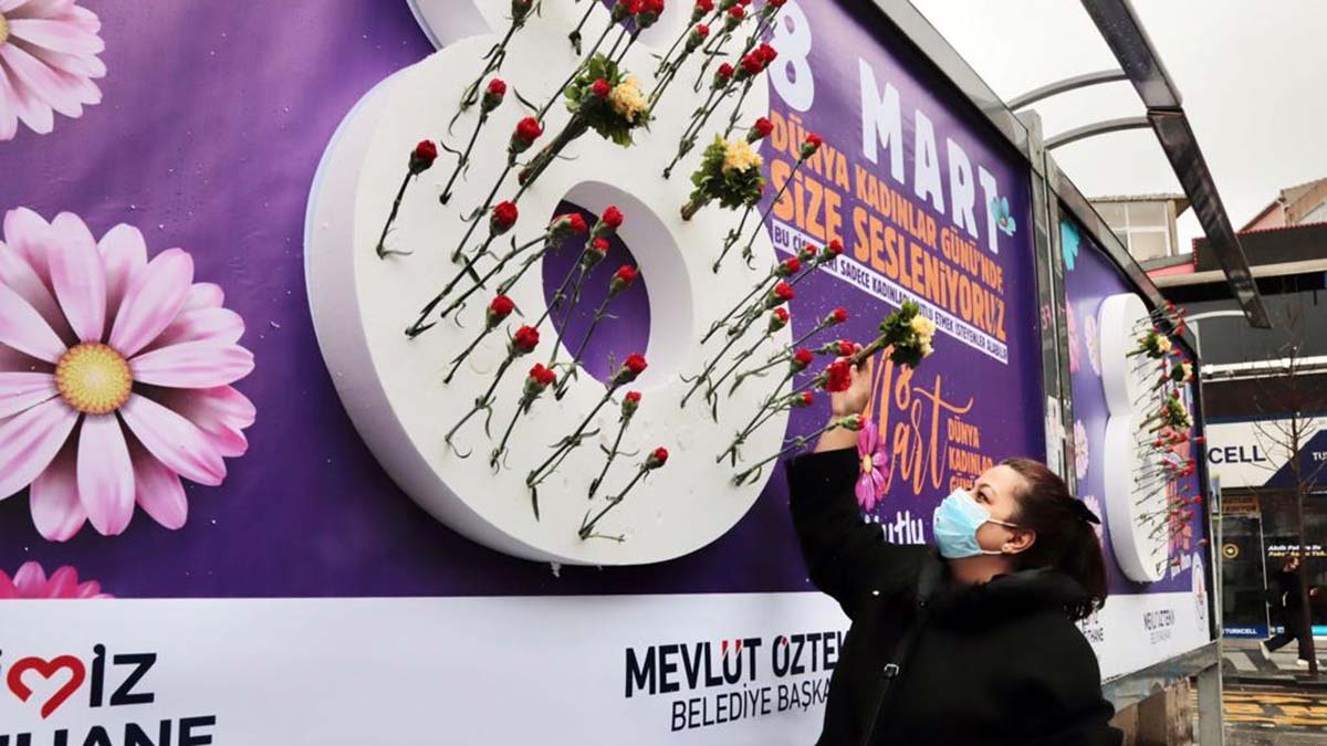 Reklam panoları karanfillerle süslendi