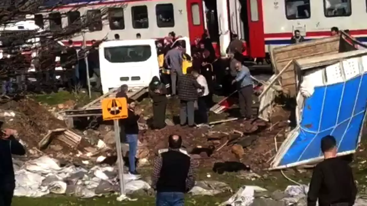 Kamyonetle yolcu treni çarpıştı; 41 küçükbaş öldü