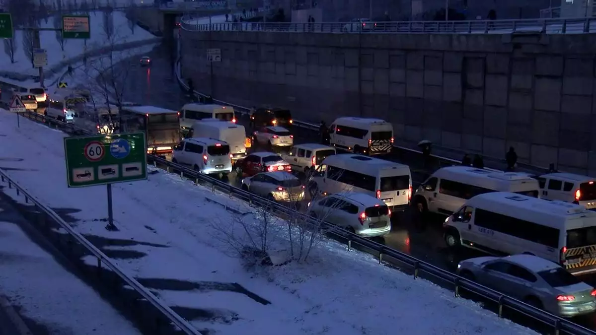 Kar yagisi mahmutbeyde trafige neden oldu 8129 dhaphoto1 - yerel haberler, i̇stanbul haberleri - haberton