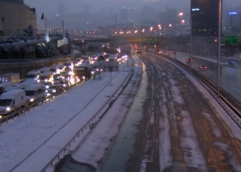 Kar yağışı Mahmutbey'de trafiğe neden oldu