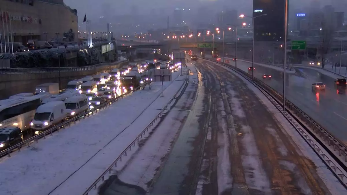 Kar yağışı mahmutbey'de trafiğe neden oldu