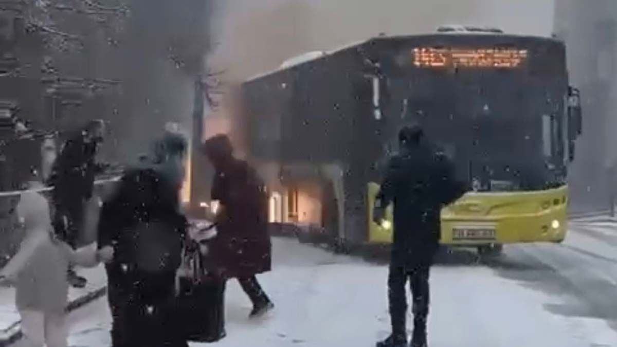 İETT otobüsü elektrik panosuna çarptı