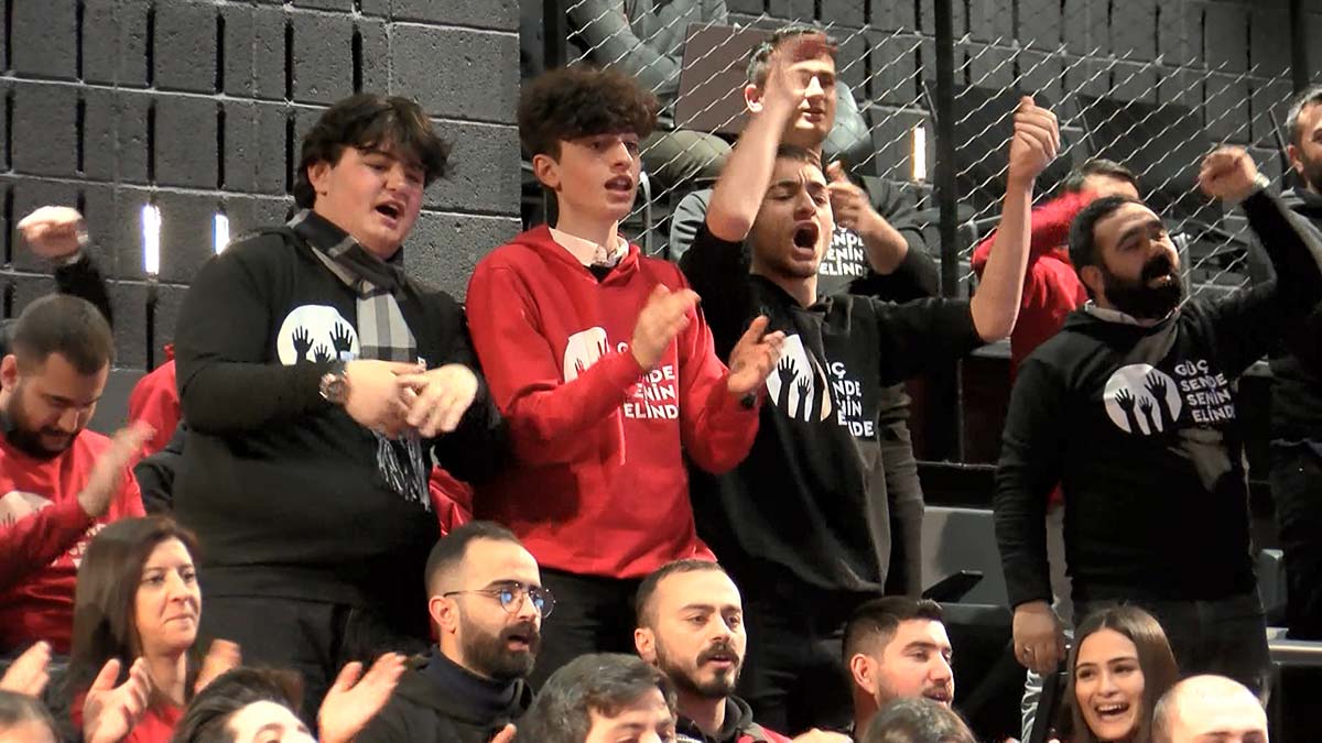 CHP Genel Başkanı Kemal Kılıçdaroğlu partisinin İstanbul Gençlik Kolları ile bir araya geldi. Kılıçdaroğlu, "Birileri sizin gücünüzden korkuyor" dedi.