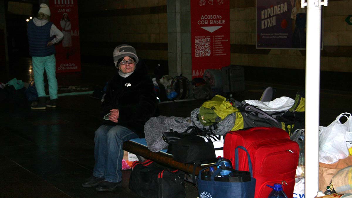 Bombardımanlardan korunmak için Başkent Kiev metro istasyonlarına sığınan halkın gergin bekleyişi sürüyor.