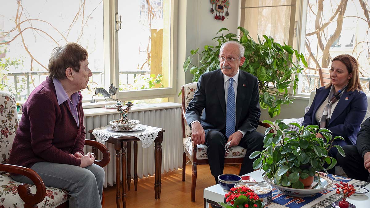 CHP Genel Başkanı Kemal Kılıçdaroğlu, FETÖ’nün kumpas soruşturmalarından 'Amirallere suikast' iddialarıyla ilgili soruşturma sürecinde intihar eden Yarbay Ali Tatar'ın eşi Nilüfer Tatar'ı ziyaret etti.