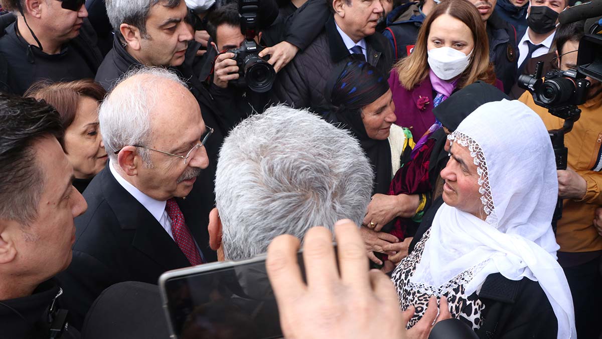 CHP Genel Başkanı Kemal Kılıçdaroğlu, "İşsizlik bütün kötülüklerin anasıdır. Bir kişinin işi olursa, evine ekmek götürürse, huzur içinde gelir elde ederse alın terinin karşılığını alırsa, bu tür olaylar da olmaz" dedi.