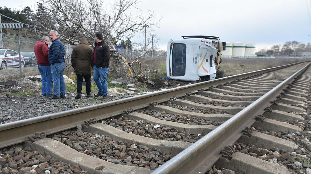 Kırklareli'nde yük treni hemzemin geçide çarptı