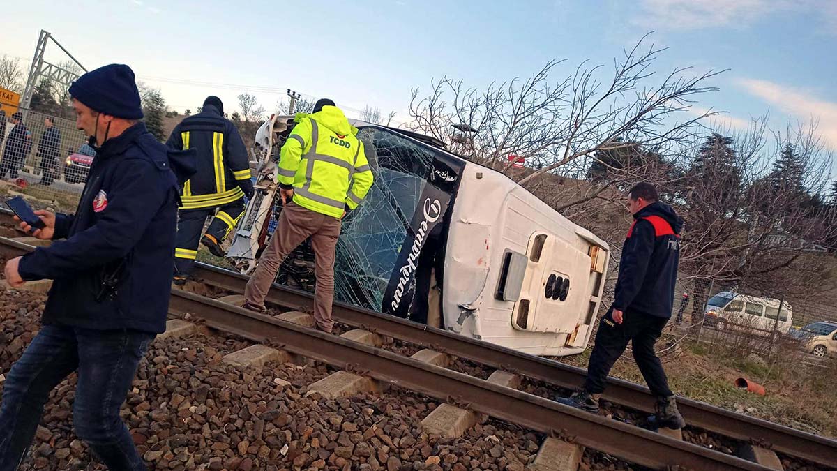 Kırklareli'nde yük treni hemzemin geçide çarptı