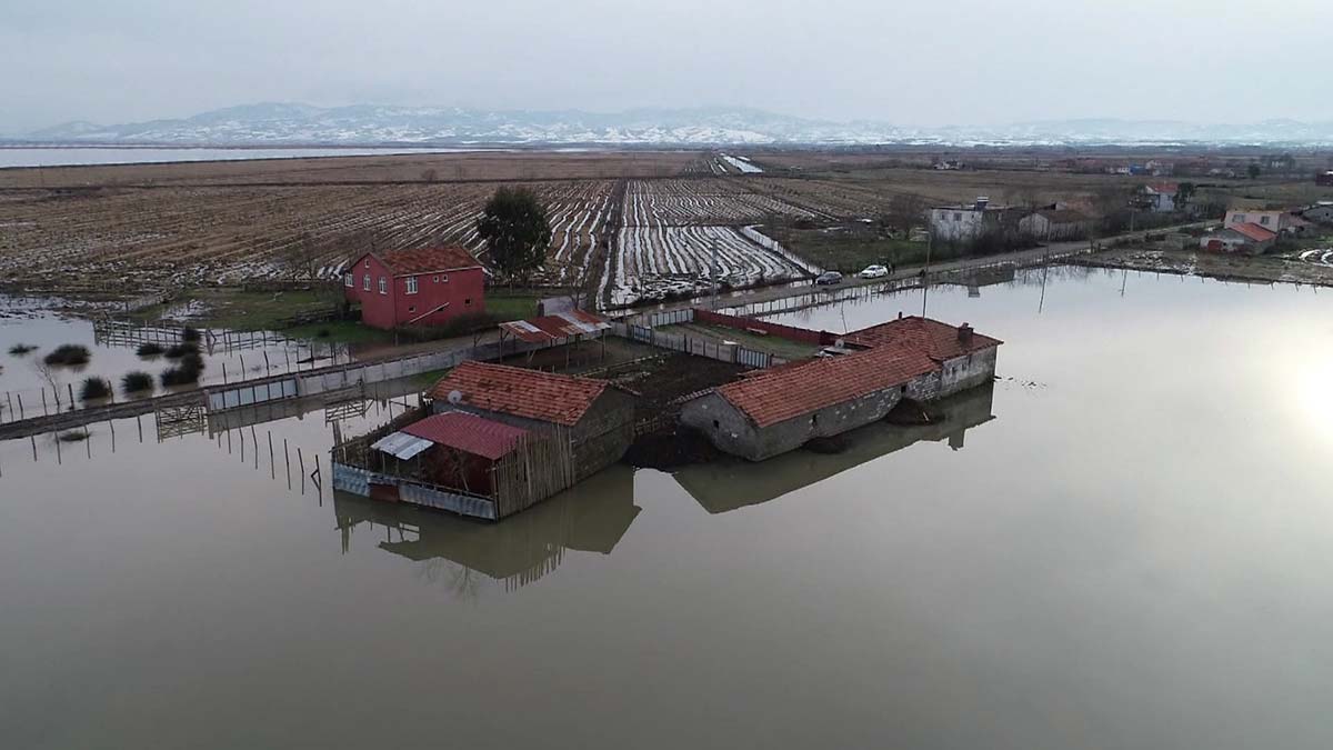Doğanca Mahallesi halkı taşkın nedeniyle zor günler geçiriyor