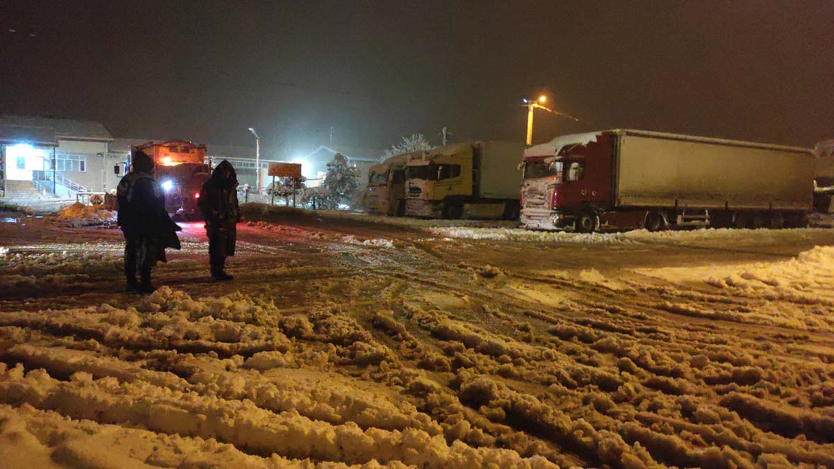 Yoğun kar yağışı ve buzlanma nedeniyle Çanakkale'nin 4 ilçesinde, Zonguldak, Bartın, Yozgat, Konya ve Karamanda okullarda eğitime kar engeli.