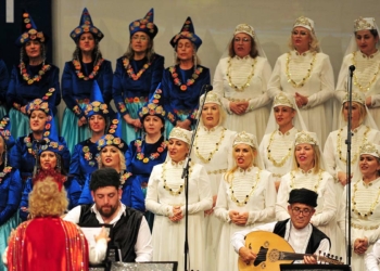 175 kadından oluşan koro sahne aldı