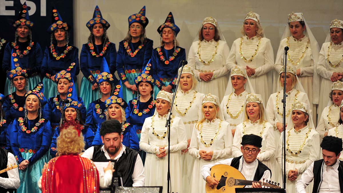 175 kadından oluşan koro sahne aldı