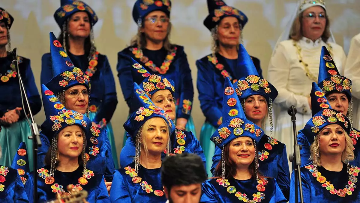 Bursa'da 175 kadından oluşan koro, 2022 türk dünyası kültür başkenti bursa etkinlikleri kapsamında sahne aldı.