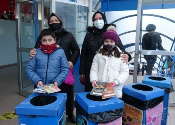 Konsere bilet yerine kitapla girdiler