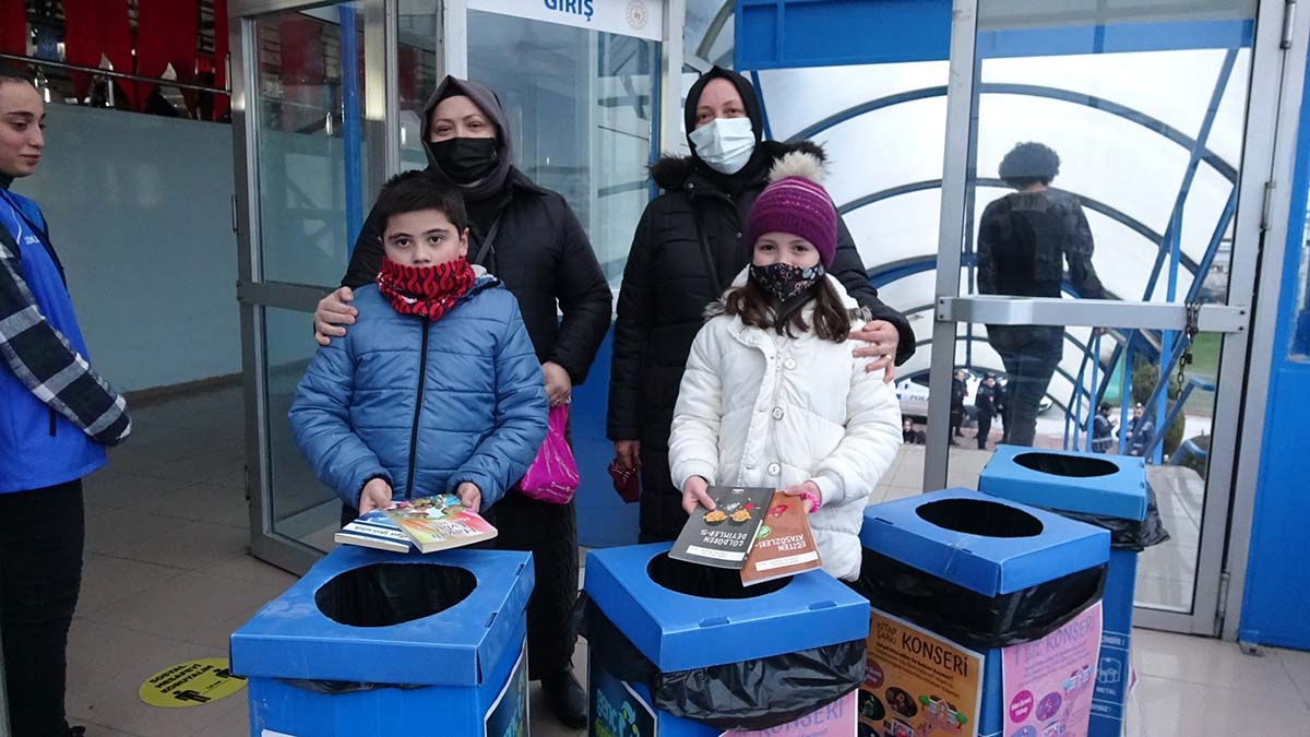 Konsere bilet yerine kitapla girdiler