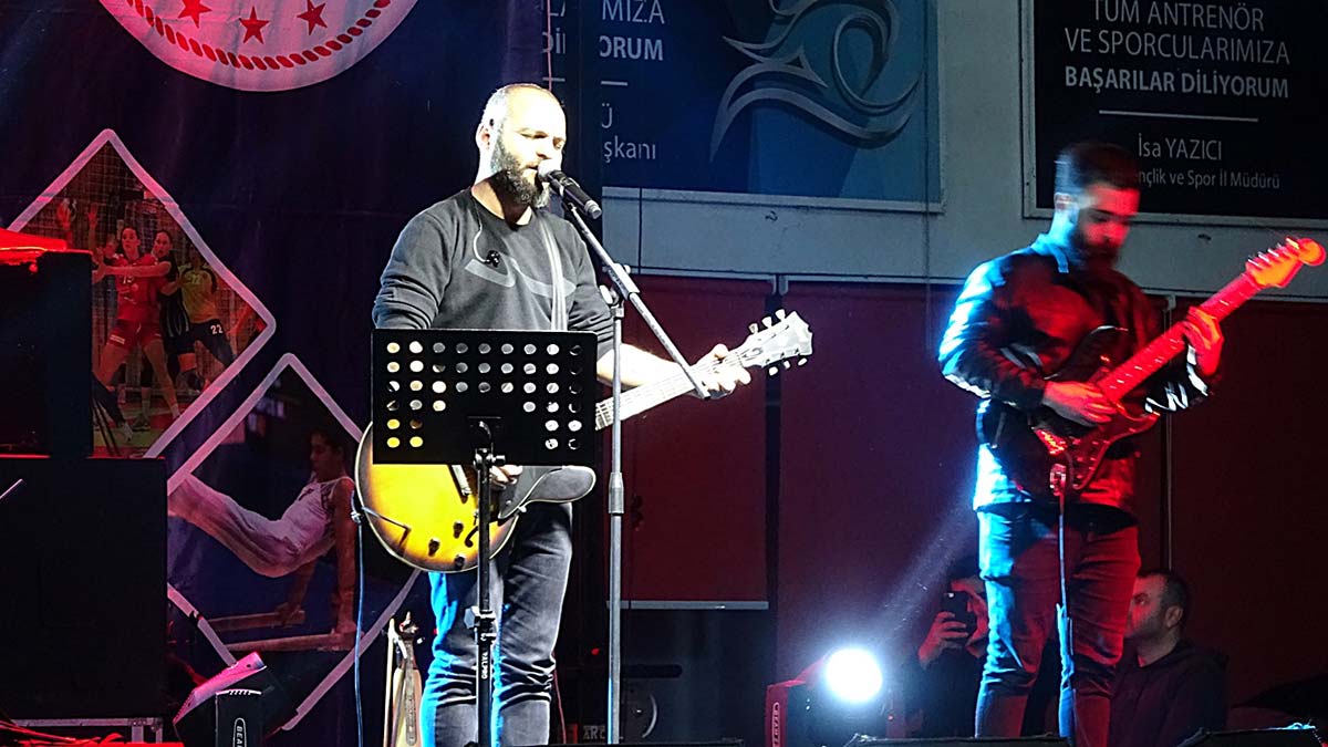 Konsere bilet yerine kitapla girdiler