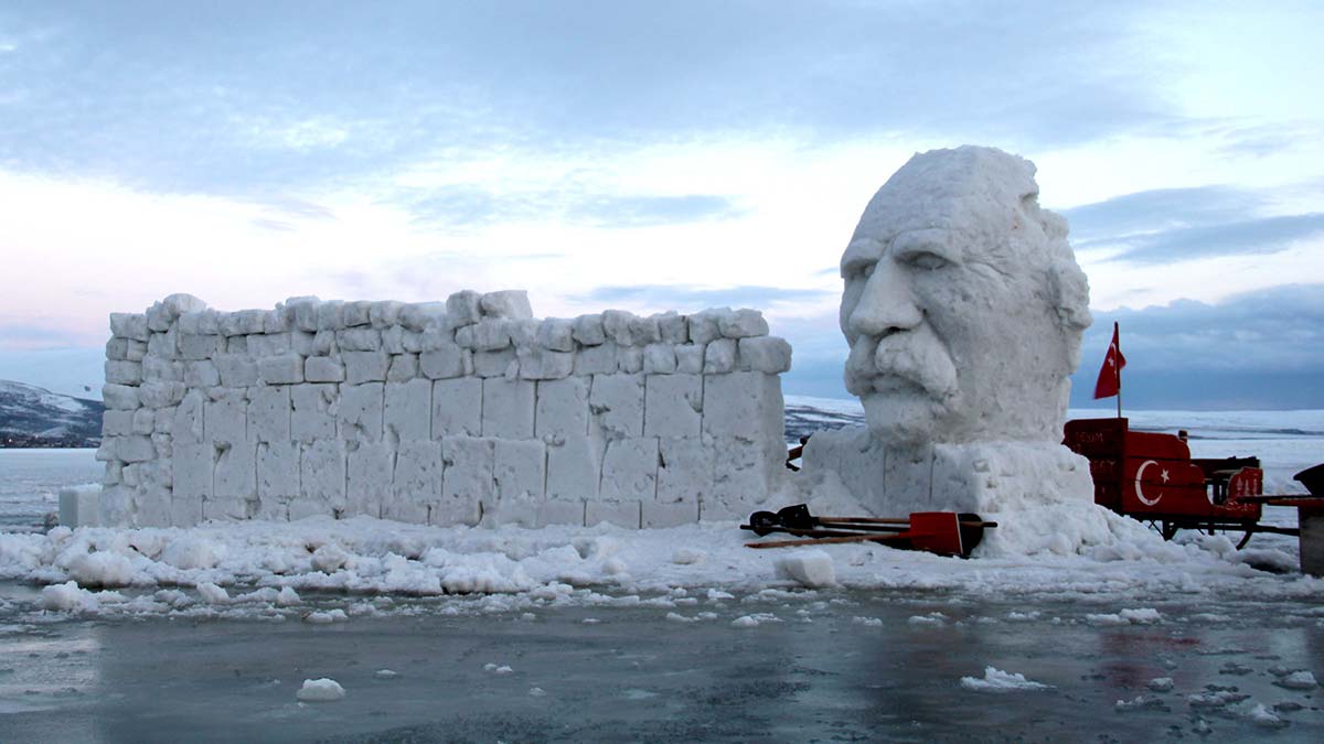 Yaşamını 9 yıl önce yitiren oyuncu, yönetmen, yapımcı ve senarist Tuncel Kurtiz anısına 'Kardan Beyaz Perdede Film Festivali' düzenleniyor.