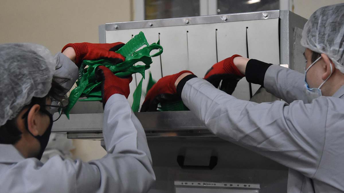 Kütahya'da, sıvı ve katı temizlik maddeleri, dezenfektan, deterjan, boya ve oda parfümü gibi 100'den fazla ürün geliştiren Prof. Dr. Necmettin Erbakan Mesleki ve Teknik Anadolu Lisesi öğrencileri, temizlik maddeleri için plastik bidon üretimine de başladı.