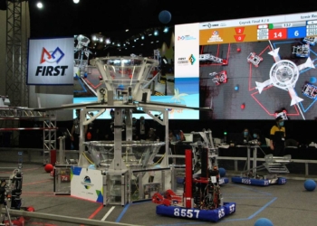 Öğrenciler görevleri yerine getiren robot tasarladı