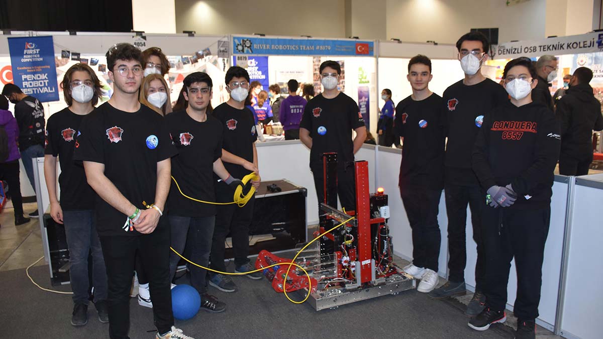 İzmir'de düzenlenen FIRST Robotics Competition turnuvalarında final heyecanı yaşandı.