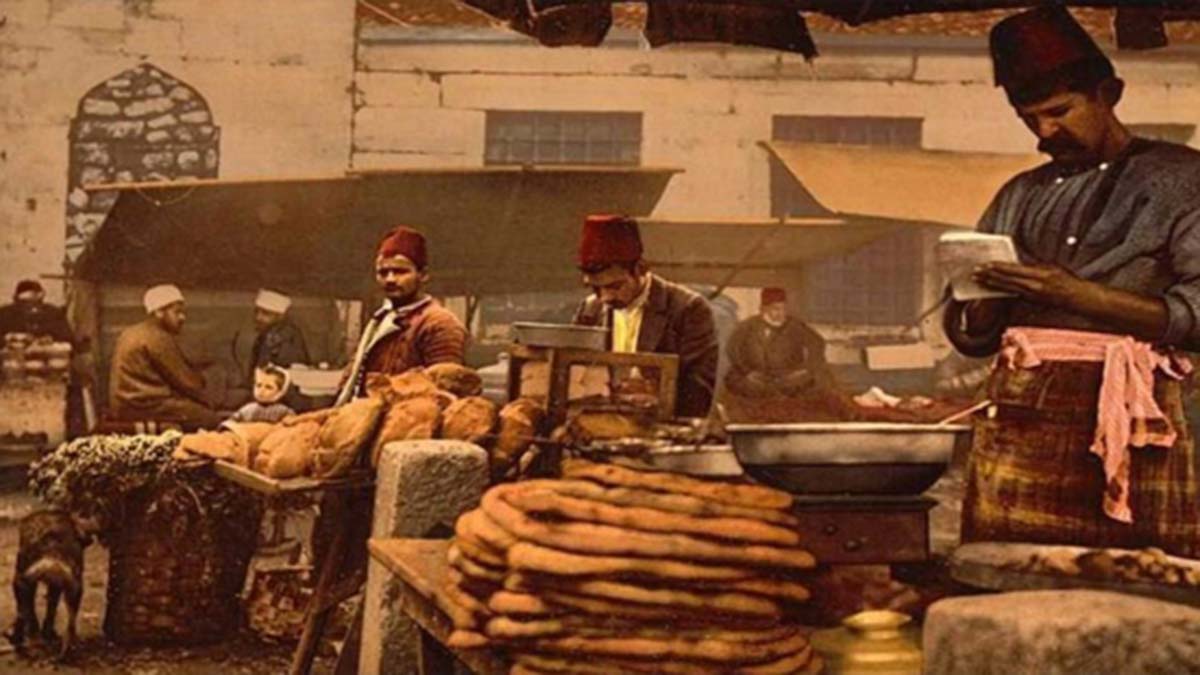 Ahilik ve Lonca: Ahilik; kelime anlamı olarak “cömert”, “eli açık” anlamında kullanılmaktadır. Lonca; teşkilâtlanmış esnafın ortak odasının veya meclisinin adıdır.