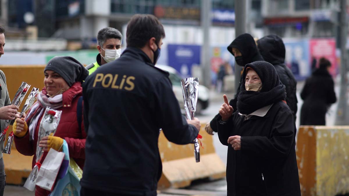 Emniyet Müdürü kadınlara karanfil dağıttı