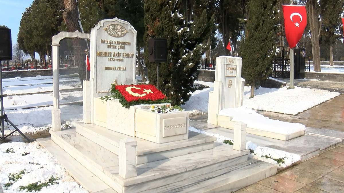 Mehmet Akif Ersoy kabri başında anıldı