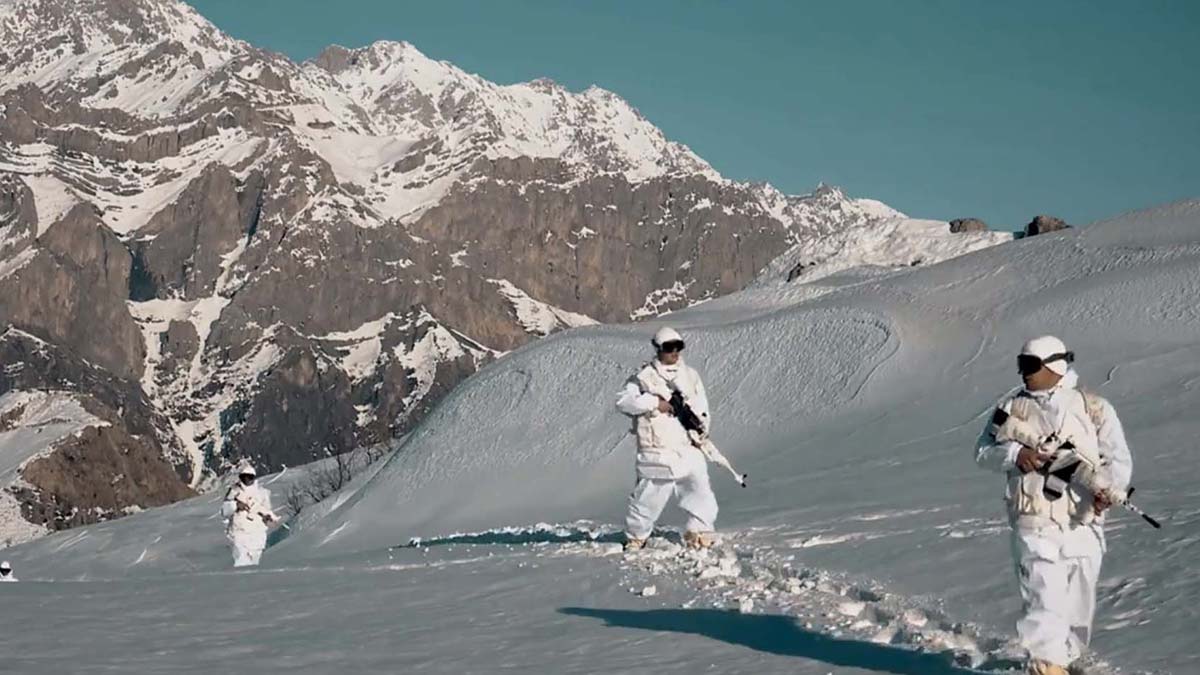 Şehitler İrfan ve Tunahan Üs Bölgesi'nde zorlu hava ve arazi koşullarında görev yapan Mehmetçik eksi 40 derecede hudut güvenliği için görevde.