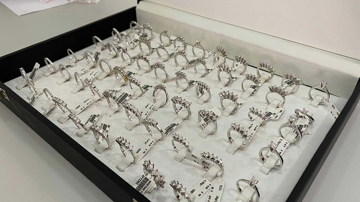 İzmir Kuyumcular Odası bünyesinde, İzmir Kalkınma Ajansı (İZKA) ortaklığı ile hayata geçirilen gemoloji laboratuvarında; uzman gemologlar tarafından pırlanta, yakut, elmas gibi değerli taşların doğal olup olmadığı araştırılıyor.