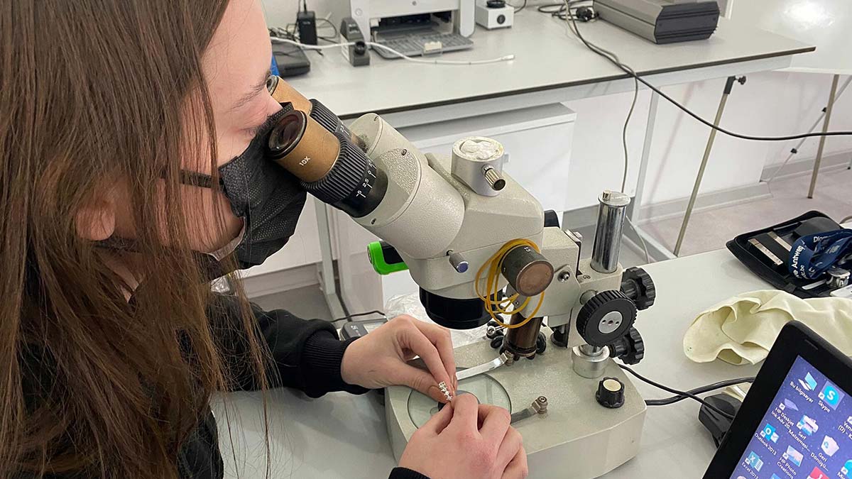 Değerli taşlar gemoloji laboratuvarında inceleniyor