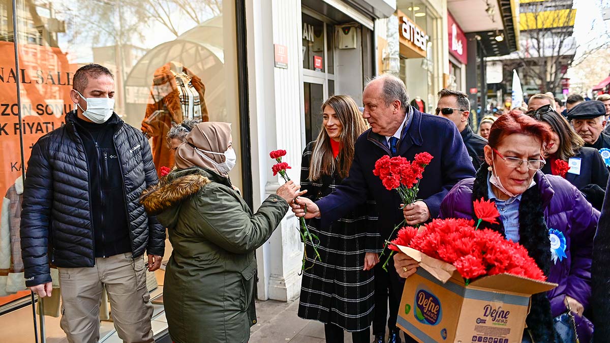 İnce, Ankara'da kadınlara karanfil dağıttı