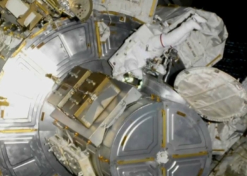 NASA astronotları uzay yürüyüşüne başladı