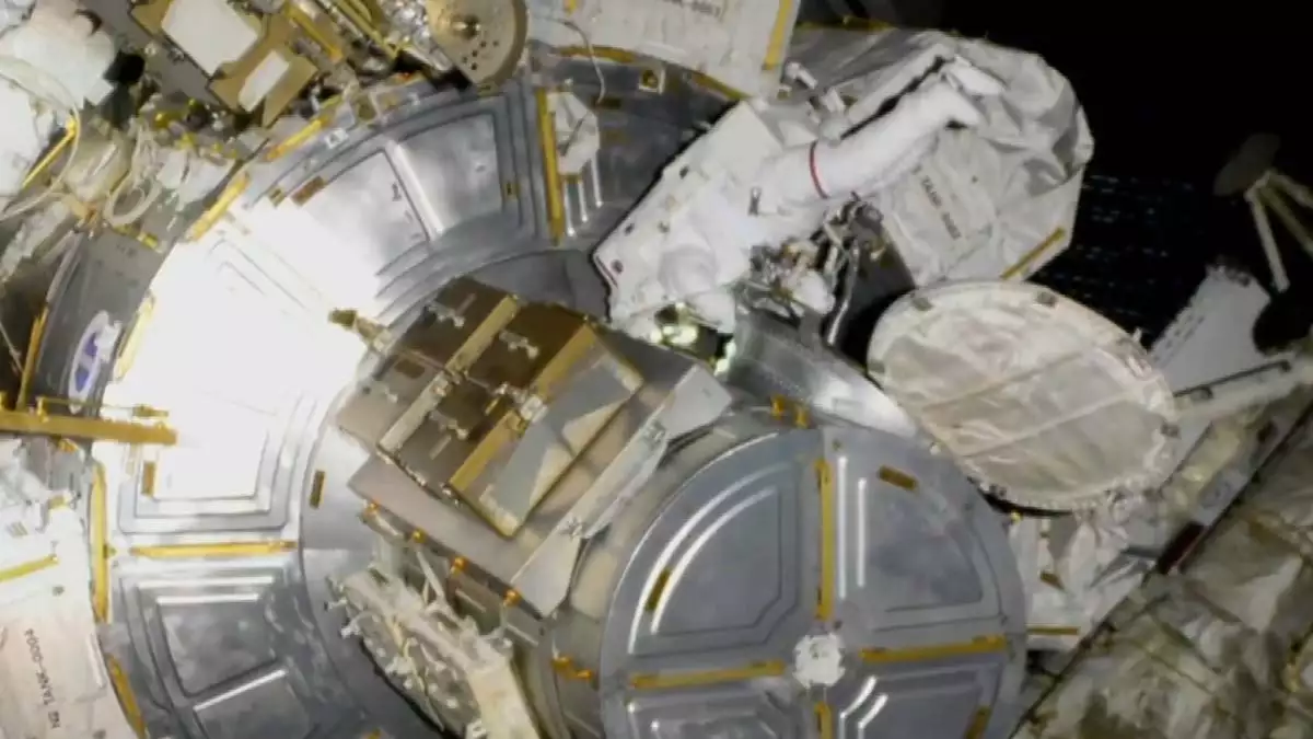 Nasa astronotları uzay yürüyüşüne başladı