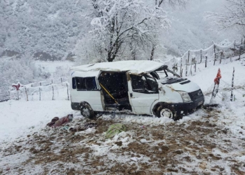 Öğrenci servis minibüsü takla attı; 1 ölü 6 yaralı