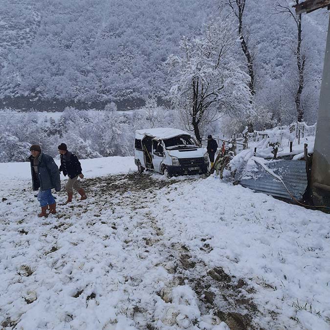 Öğrenci servis minibüsü takla attı; 1 ölü 6 yaralı