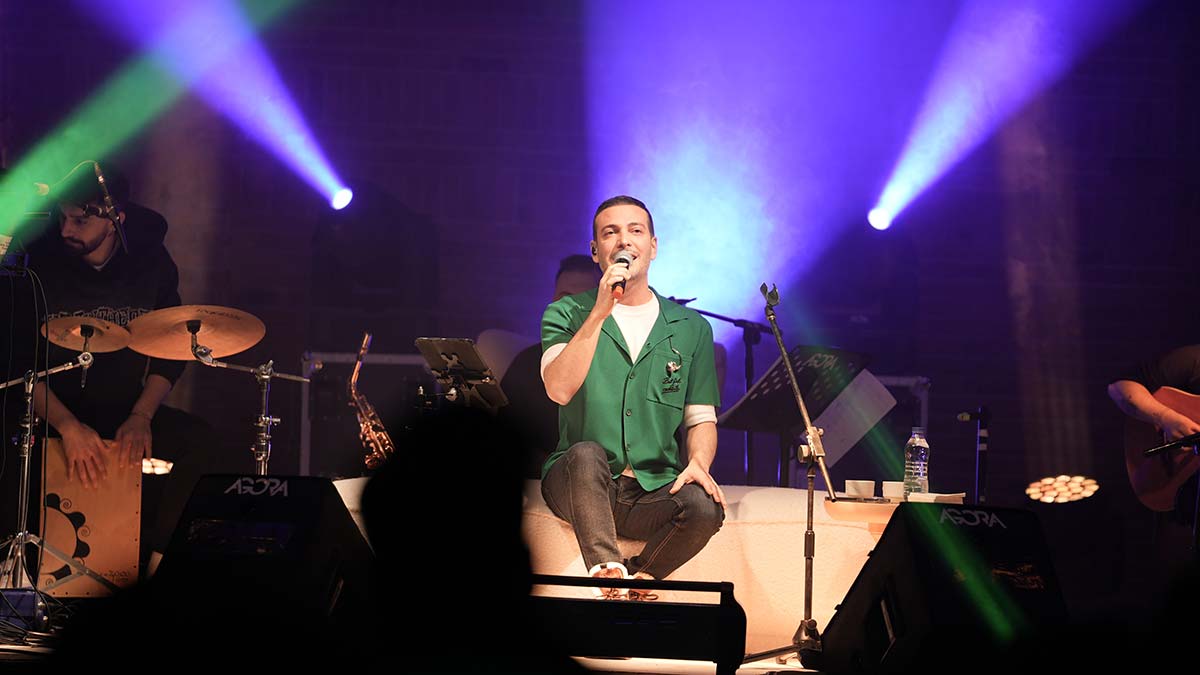 Oguzhan Koç akustik konseri ile büyüledi