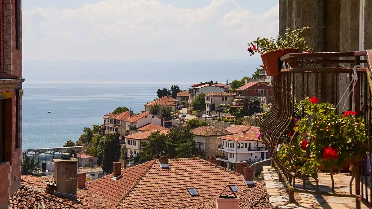 Ohrid, kuzey makedonya'da ohrid gölü’nün kıyısında konumlanmış önemli bir turizm şehridir.