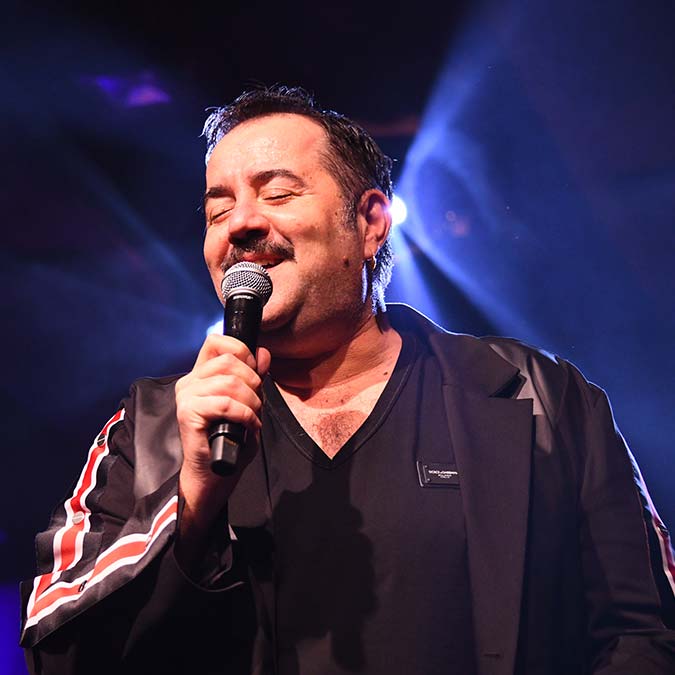 Önce hayata, sonra hastalarına, 14 Mart'ta da çok sevdiği müziğe döndü, Ata Demirer ile aynı sahneyi paylaşarak grubu "Ayda1Detoks" ile beraber, müthiş bir konser verdi.