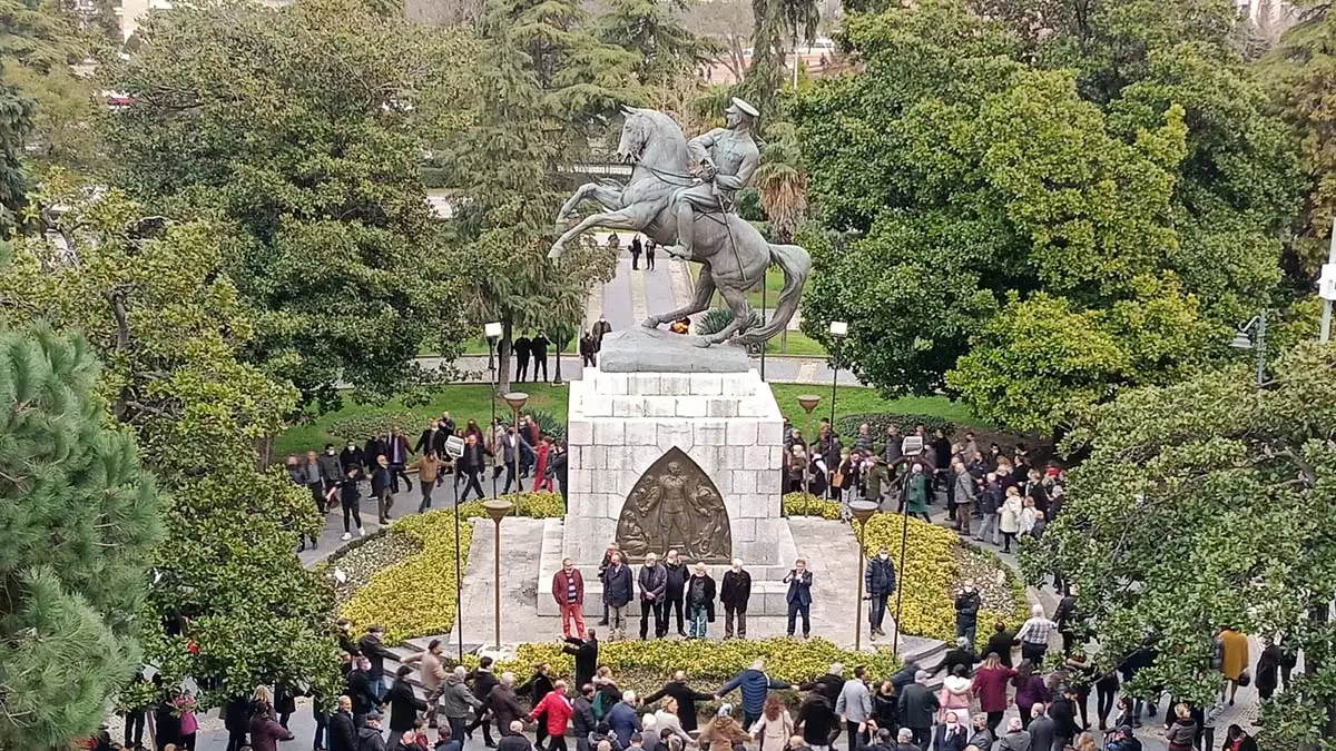 Onur anıtı'na saldıran kuzenlere "alt sınırdan uzaklaştırma"