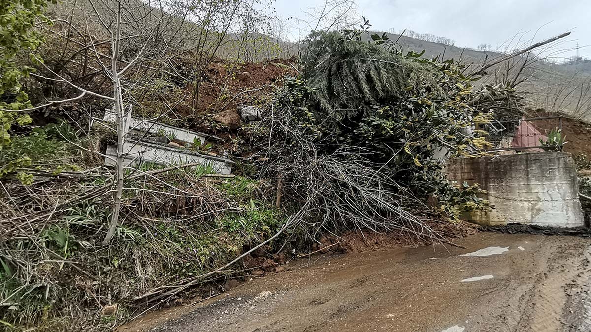 Ordu’da meydana gelen heyelanda, 3 bina yıkıldı. Vatandaşlar, tedbir amaçlı tahliye edilirken, evlerin saniyeler içinde yıkıldığı anlar ise cep telefonu kamerasıyla kaydedildi.