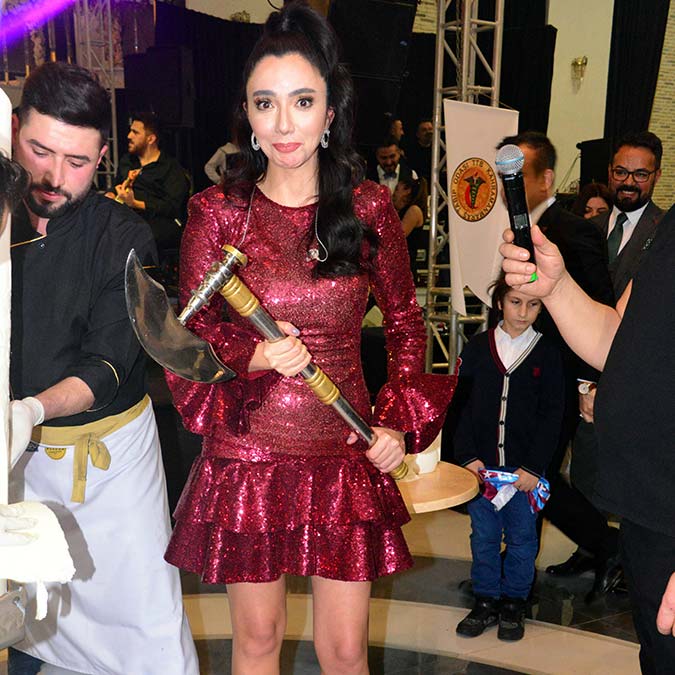 Öykü Gürman Kahramanmaraş'ta sahneye çıktı