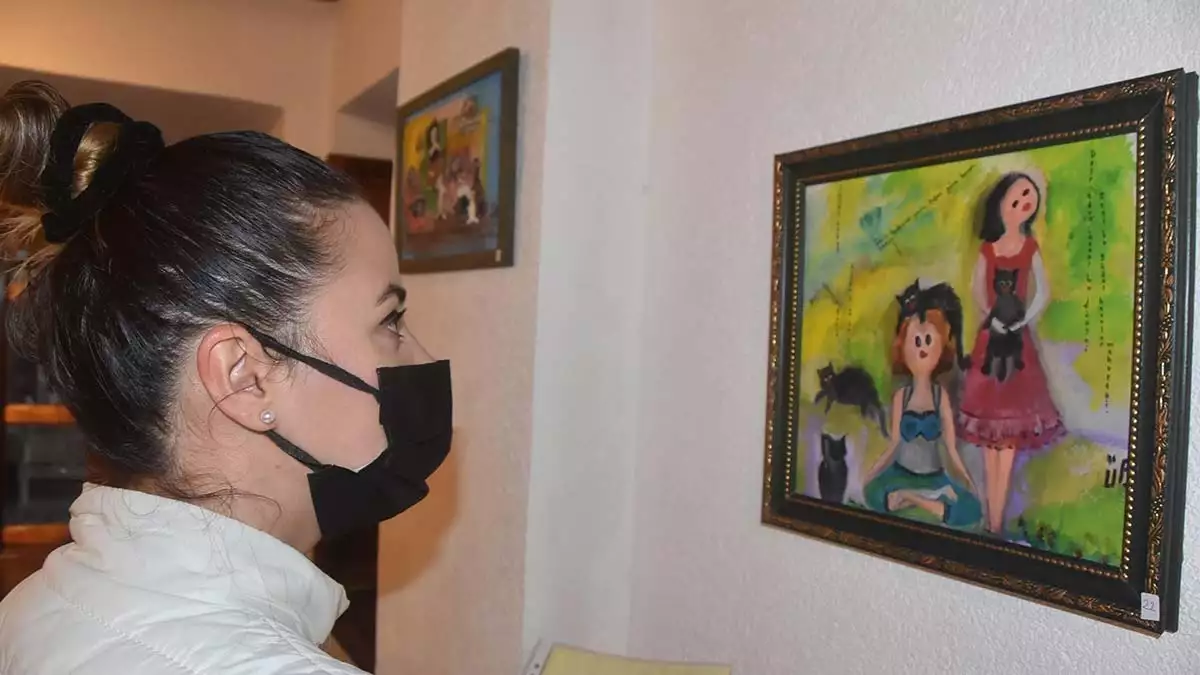 Muğla'nın bodrum ilçesinde gazeteci ülker pınarbaşı (63), resim sergisi 'parantez kızlar'ı açtı.