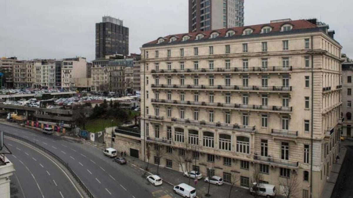 Pera Palas Otel 120 yıllık tarihi ile İstanbul'un en özel mekanlarından biridir. Pera Palas Otel'in inşa edilme nedeni Orient Esxpress (Şark Ekspresi) ile başlar. 