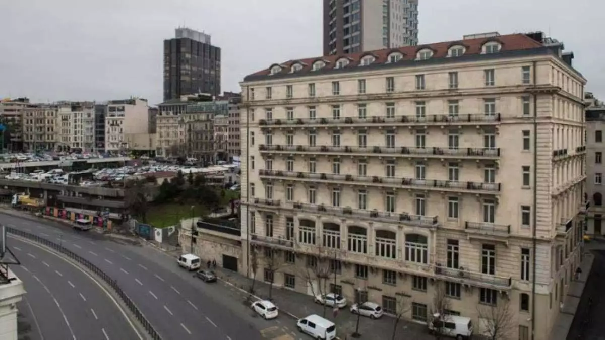 Pera palas otel 120 yıllık tarihi ile i̇stanbul'un en özel mekanlarından biridir. Pera palas otel'in inşa edilme nedeni orient esxpress (şark ekspresi) ile başlar.