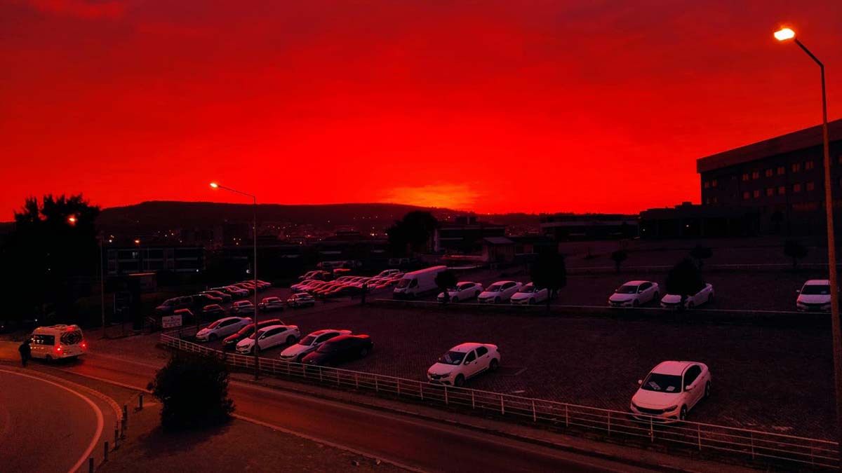 İzmir'de gökyüzünde kızıllığın sebebi belli oldu