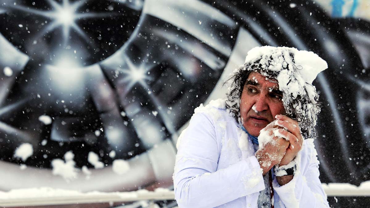 Erzincan Binali Yıldırım Üniversitesi Güzel Sanatlar Fakültesi (GSF) Dekanı Prof. Dr. Mehmed Kavukcu, sağlık çalışanlarına yönelik şiddeti eleştirdiği yeni bir performans sergiledi.