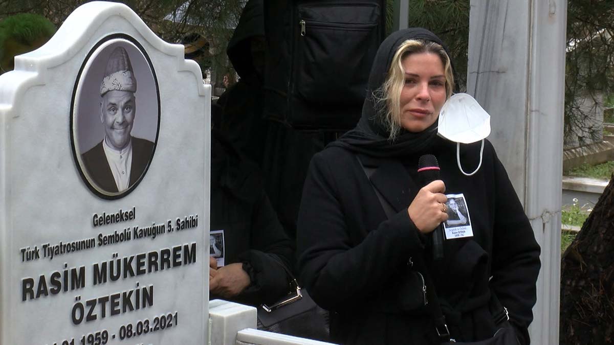 Usta oyuncu Rasim Öztekin ölümünün 1. yılında yakınları ve sevenleri tarafından Zincirlikuyu'daki mezarı başında anıldı.