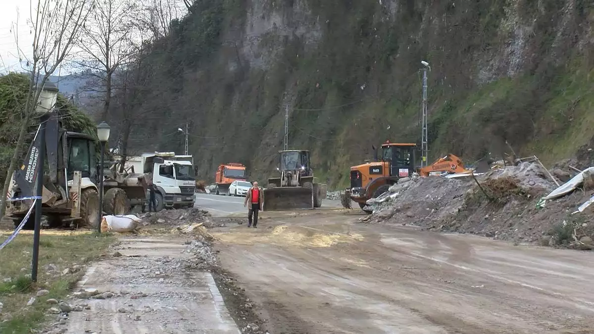 Trabzon’un düzköy ilçesinde meydana gelen heyelan nedeniyle yusuflu mahallesi'nin asfalt yolda çökme oldu.  