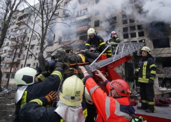 Rus birlikleri Kiev'de apartmanı vurdu