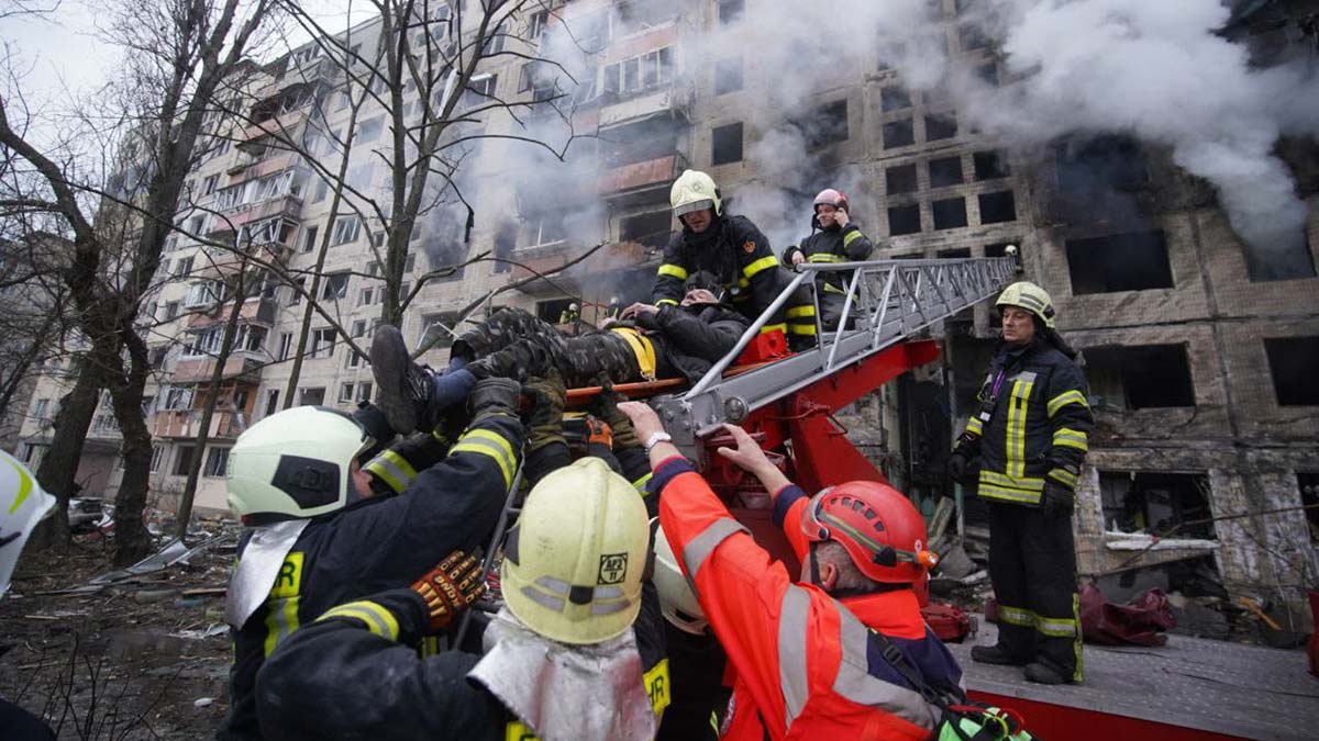 Rus birlikleri Kiev'de apartmanı vurdu